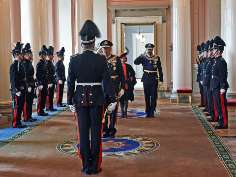 Kongen hilser på soldater som står æresvakt fra Slottet til Stortinget i forbindelse med Stortingets høytidelige åpning 2. oktober 2015 (Foto: Sven Gj. Gjeruldsen, Det kongelige hoff)